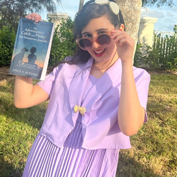 Before she was a pageant finalist, she was a storyteller. Give inspiration 🎁 - Picture 8 of 17